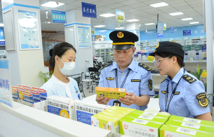 圖為該局執(zhí)法人員在一家藥品經(jīng)營企業(yè)檢查兒童用藥銷售購進(jìn)情況。
