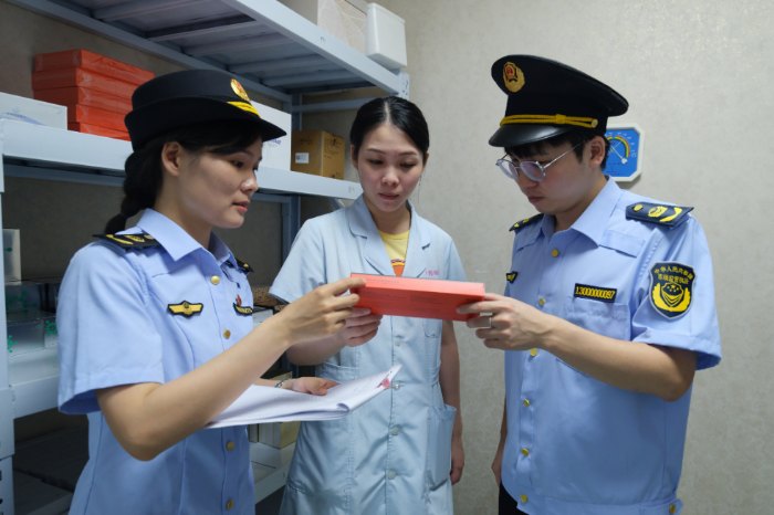 圖為該局執(zhí)法人員在醫(yī)療美容機(jī)構(gòu)檢查醫(yī)療器械產(chǎn)品，并向從業(yè)人員進(jìn)行科普相關(guān)知識。