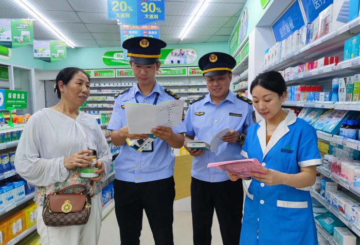 圖為7月11日，該局執(zhí)法人員在一家零售藥店向消費(fèi)者講解醫(yī)療器械安全知識(shí)。