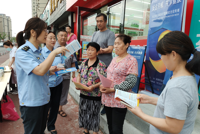 7月10日，全椒縣市場監(jiān)管局工作人員正在向群眾科普安全用械知識(shí)。