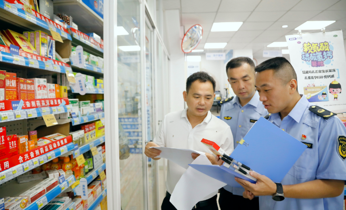 圖為7月20日，該局執(zhí)法人員在一家藥店查看含興奮劑藥品銷(xiāo)售情況。