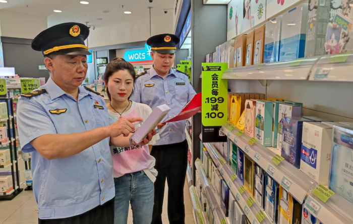 圖為該局執(zhí)法人員在一家化妝品專營店檢查。