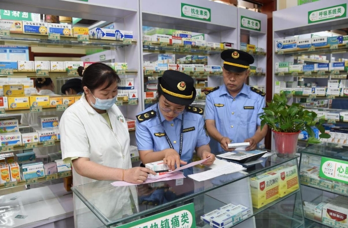 圖為執(zhí)法人員在一家藥品零售企業(yè)檢查藥品購進(jìn)渠道情況。