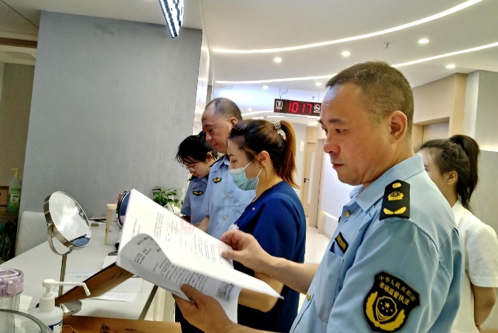 圖為7月31日，執(zhí)法人員在一家A型肉毒毒素使用單位進(jìn)行檢查。