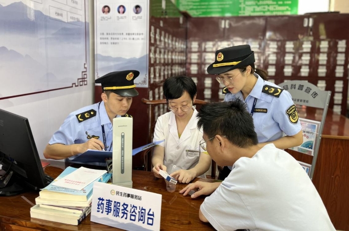 圖為該局工作人員正在當(dāng)?shù)匾患疑鐓^(qū)藥事服務(wù)站和當(dāng)值醫(yī)護(hù)人員指導(dǎo)患者購(gòu)藥用藥。