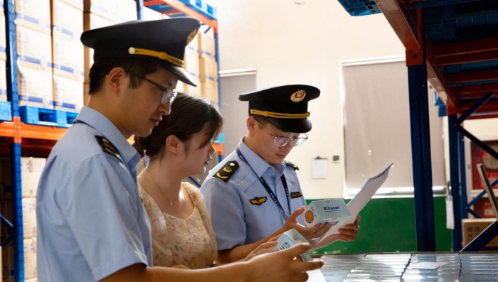 圖為8月11日該局執(zhí)法人員在醫(yī)療器械生產(chǎn)企業(yè)開展執(zhí)法檢查。