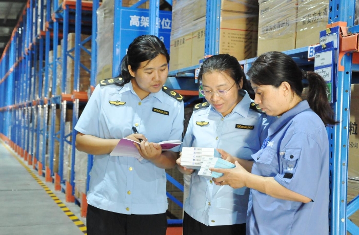 圖為執(zhí)法人員在一家中成藥生產(chǎn)企業(yè)進行現(xiàn)場檢查和監(jiān)督抽樣。