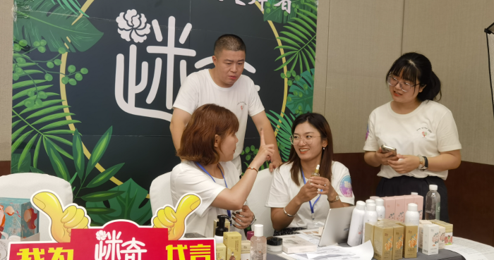 圖為直播間開(kāi)通當(dāng)天，來(lái)自京津冀三地殘疾人共同直播的場(chǎng)景。