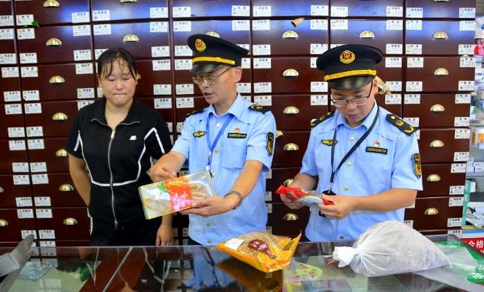 圖為８月24日，執(zhí)法人員在一家藥店檢查。