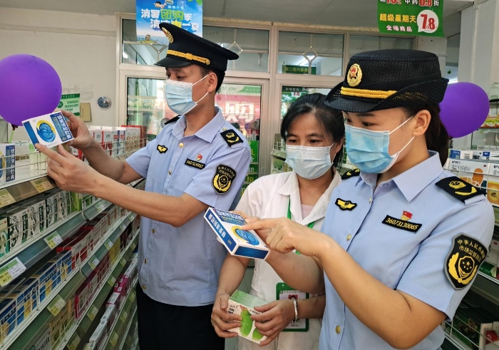 圖為8月29日，執(zhí)法人員在一鄉(xiāng)鎮(zhèn)校園周邊藥店檢查藥械。