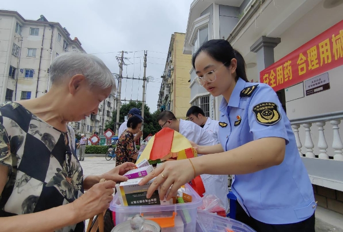 圖為工作人員向社區(qū)咨詢居民講解藥械安全知識(shí)。