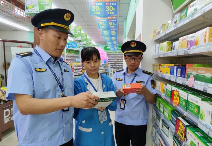 圖為8月30日，執(zhí)法人員在該縣實(shí)驗(yàn)學(xué)校周邊藥店檢查。