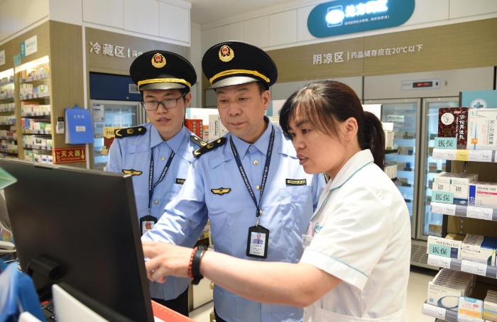 圖為8月30日，執(zhí)法人員在一家藥品零售企業(yè)檢查藥品網(wǎng)絡(luò)銷售情況。