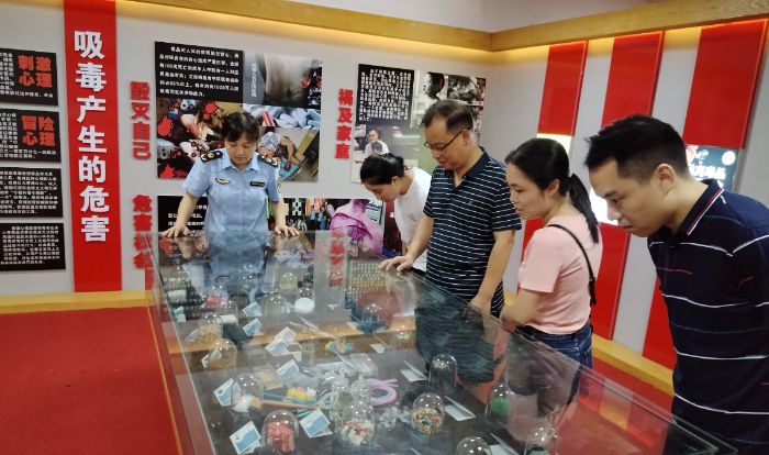 圖為該局組織干部職工走進(jìn)禁毒教育基地參觀。