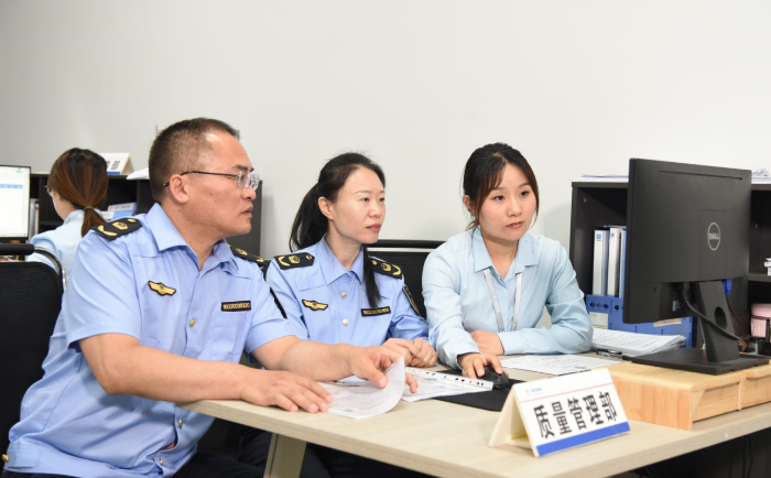 圖為9月4日，執(zhí)法人員在一家醫(yī)療器械經(jīng)營企業(yè)檢查其質(zhì)量保障體系運行情況。