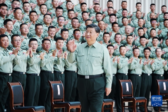 9月8日，中共中央總書記、國家主席、中央軍委主席習(xí)近平到78集團軍視察。這是習(xí)近平親切接見78集團軍官兵代表。 新華社記者 李剛 攝