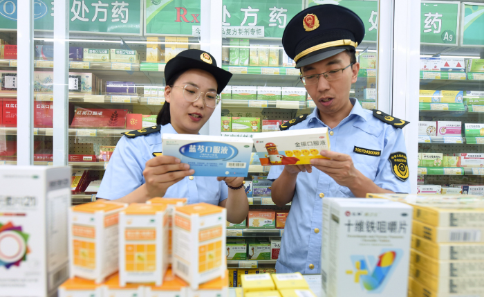 圖為東?？h市場(chǎng)監(jiān)管局青湖分局執(zhí)法人員在一家藥店檢查藥品質(zhì)量。