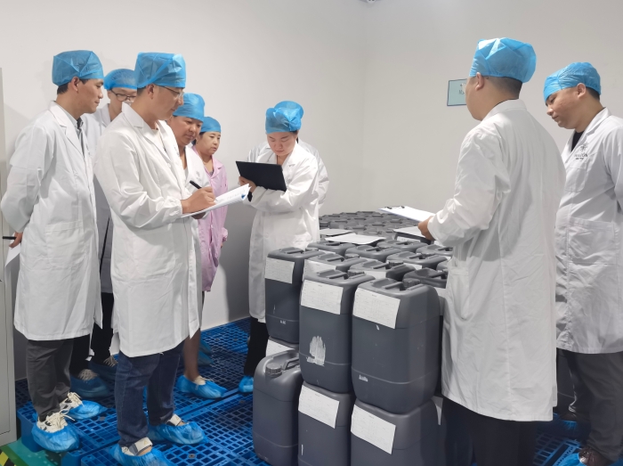 圖為執(zhí)法人員檢查企業(yè)質(zhì)量體系建設(shè)情況。
