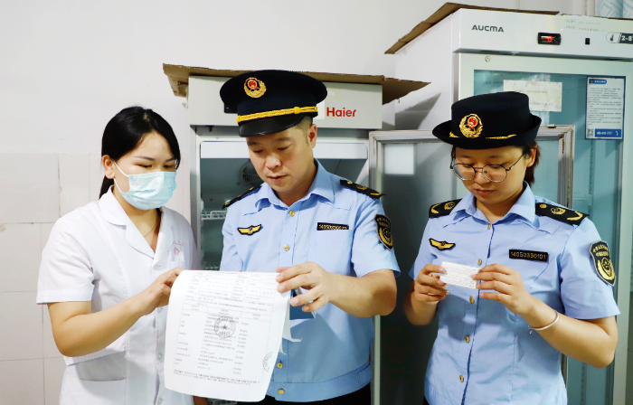 圖為9月15日，該局執(zhí)法人員在水北鎮(zhèn)中心衛(wèi)生院檢查疫苗購進(jìn)、驗(yàn)收等臺賬記錄。