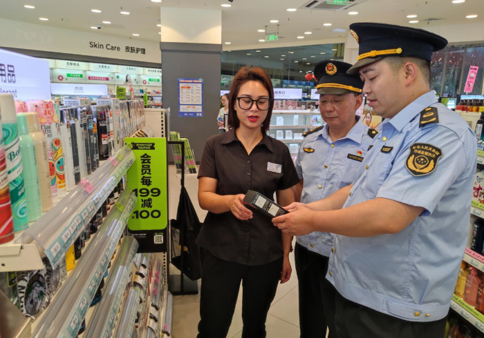 圖為9月13日，該局執(zhí)法人員在一家化妝品店檢查染發(fā)劑質(zhì)量情況。