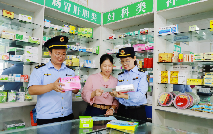 圖為9月20日，該局監(jiān)管人員在一家零售藥店檢查藥品購銷記錄。