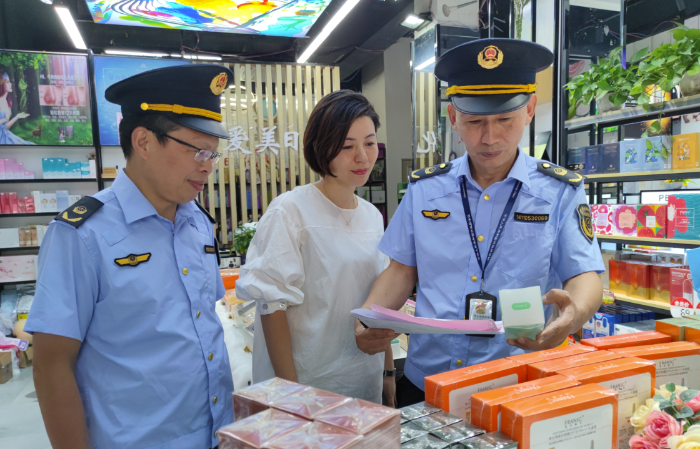 圖為9月25日，執(zhí)法人員在一家化妝品專賣店檢查化妝品標(biāo)簽標(biāo)識。
