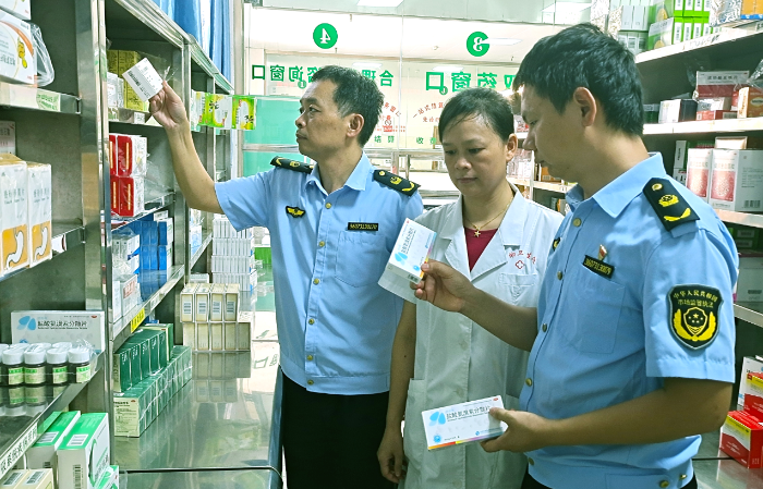圖為該局執(zhí)法人員在一家藥店檢查藥品質(zhì)量。