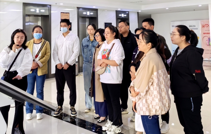 圖為工作人員為代表們現(xiàn)場講解藥品檢驗檢測、大型儀器使用維護、用藥常識等。