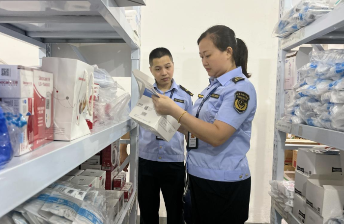 圖為該局執(zhí)法人員在一家醫(yī)療器械經(jīng)營企業(yè)檢查儲存環(huán)境。