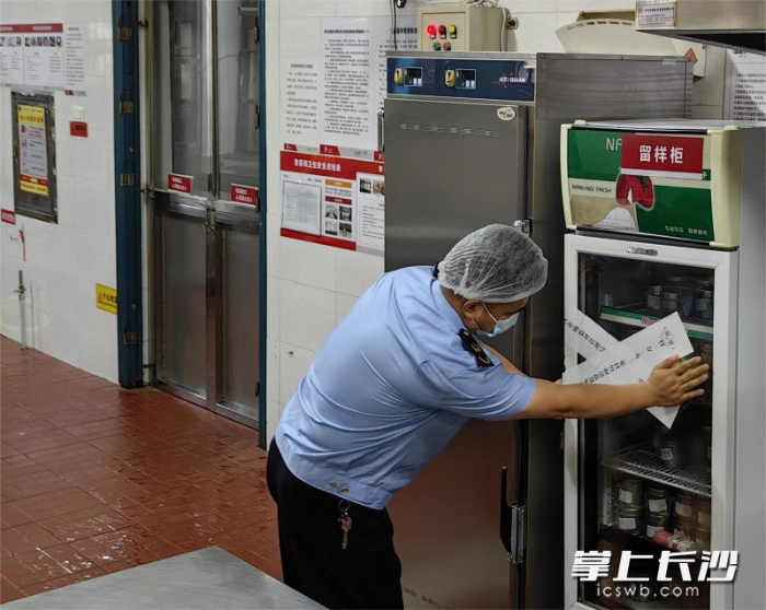 開福區(qū)市場(chǎng)監(jiān)督管理局“查封”了食堂食品留樣專柜冰箱。長沙晚報(bào)通訊員　黃勇軍　攝