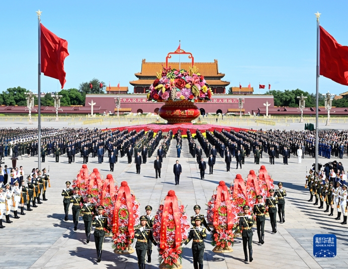 9月30日上午，黨和國(guó)家領(lǐng)導(dǎo)人習(xí)近平、李強(qiáng)、趙樂(lè)際、王滬寧、蔡奇、丁薛祥、李希、韓正等來(lái)到北京天安門(mén)廣場(chǎng)，出席烈士紀(jì)念日向人民英雄敬獻(xiàn)花籃儀式。新華社記者 申宏 攝
