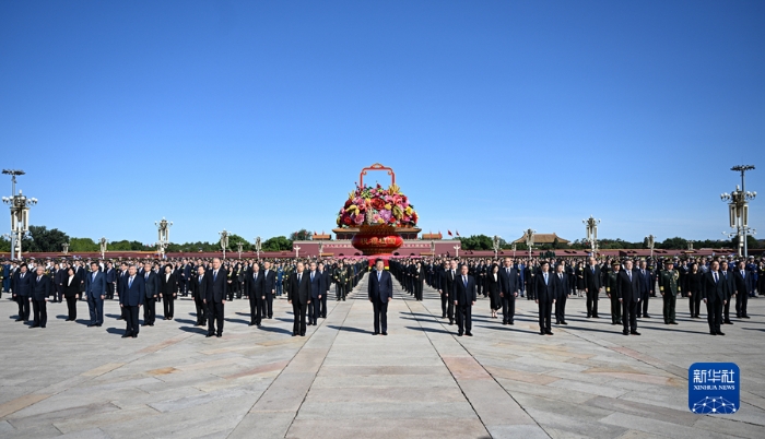 9月30日上午，黨和國(guó)家領(lǐng)導(dǎo)人習(xí)近平、李強(qiáng)、趙樂(lè)際、王滬寧、蔡奇、丁薛祥、李希、韓正等來(lái)到北京天安門(mén)廣場(chǎng)，出席烈士紀(jì)念日向人民英雄敬獻(xiàn)花籃儀式。新華社記者 謝環(huán)馳 攝