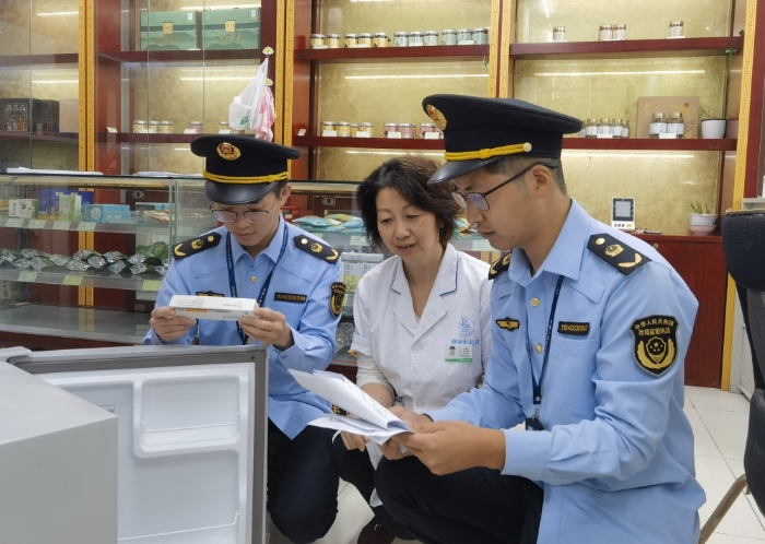 圖為執(zhí)法人員在一家藥店對(duì)利拉魯肽注射液的購(gòu)進(jìn)票據(jù)、處方審核、銷售記錄等進(jìn)行檢查，同時(shí)排查利拉魯肽注射液線上銷售情況。