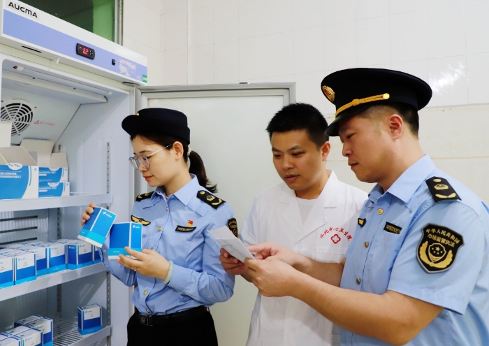 圖為10月9日，執(zhí)法人員對一家鄉(xiāng)鎮(zhèn)衛(wèi)生院的體外診斷試劑進(jìn)行檢查。
