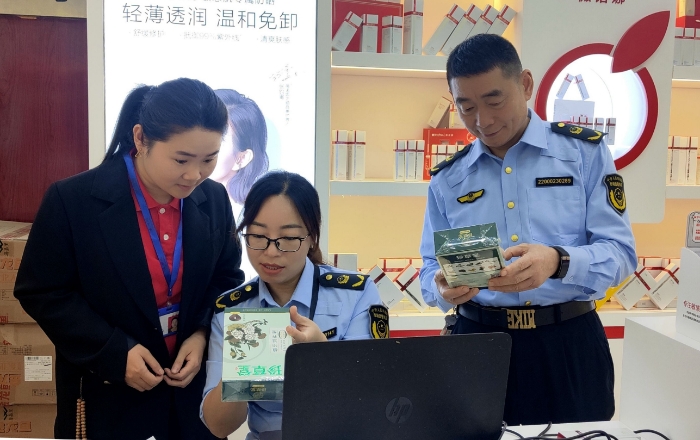 圖為10月24日，該局執(zhí)法人員在一家化妝品專賣店抽取化妝品樣本。