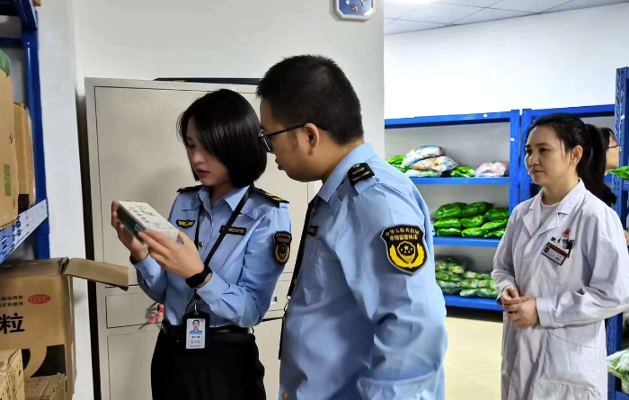 圖為10月24日，重慶市涪陵區(qū)義和、敦仁兩個(gè)街道市場(chǎng)監(jiān)管所執(zhí)法人員在敦仁街道一藥品經(jīng)營(yíng)單位的倉(cāng)庫(kù)開展藥械市場(chǎng)交叉檢查。