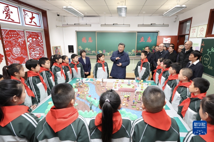 11月10日，中共中央總書記、國家主席、中央軍委主席習(xí)近平在北京、河北考察災(zāi)后恢復(fù)重建工作。這是10日上午，習(xí)近平在北京門頭溝妙峰山民族學(xué)校，同師生們親切交流。新華社發(fā)（盛佳鵬攝）