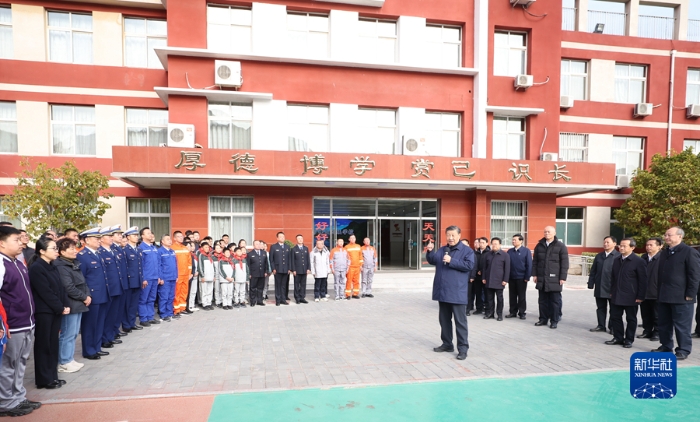 11月10日，中共中央總書記、國家主席、中央軍委主席習(xí)近平在北京、河北考察災(zāi)后恢復(fù)重建工作。這是10日上午，習(xí)近平在北京門頭溝妙峰山民族學(xué)校，親切慰問因公犧牲烈士家屬和參與防汛抗洪救災(zāi)的基層黨員干部群眾、消防及應(yīng)急救援人員、國企職工、志愿者代表等。新華社記者 鞠鵬 攝