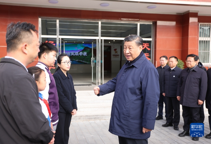 11月10日，中共中央總書記、國家主席、中央軍委主席習(xí)近平在北京、河北考察災(zāi)后恢復(fù)重建工作。這是10日上午，習(xí)近平在北京門頭溝妙峰山民族學(xué)校，親切慰問因公犧牲烈士家屬。新華社記者 鞠鵬 攝