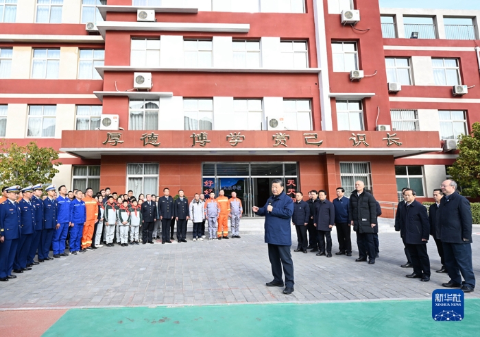 11月10日，中共中央總書記、國家主席、中央軍委主席習(xí)近平在北京、河北考察災(zāi)后恢復(fù)重建工作。這是10日上午，習(xí)近平在北京門頭溝妙峰山民族學(xué)校，親切慰問因公犧牲烈士家屬和參與防汛抗洪救災(zāi)的基層黨員干部群眾、消防及應(yīng)急救援人員、國企職工、志愿者代表等。新華社記者 燕雁 攝