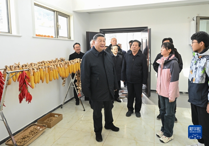 11月10日，中共中央總書記、國家主席、中央軍委主席習(xí)近平在北京、河北考察災(zāi)后恢復(fù)重建工作。這是10日上午，習(xí)近平在北京門頭溝妙峰山鎮(zhèn)水峪嘴村村民李盟家看望慰問，了解房屋受損、修繕和冬季取暖等情況。新華社記者 燕雁 攝