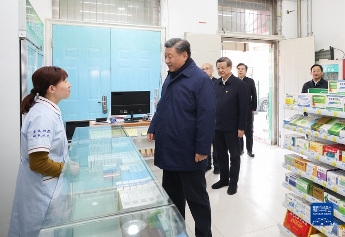 11月10日，中共中央總書記、國家主席、中央軍委主席習(xí)近平在北京、河北考察災(zāi)后恢復(fù)重建工作。這是10日下午，習(xí)近平在河北保定涿州市雙塔街道永濟(jì)秀園小區(qū)門口藥店，了解經(jīng)營恢復(fù)情況。新華社記者 王曄 攝