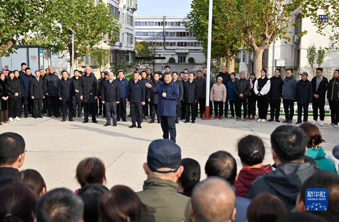 11月10日，中共中央總書記、國家主席、中央軍委主席習(xí)近平在北京、河北考察災(zāi)后恢復(fù)重建工作。這是10日下午，習(xí)近平在河北保定涿州市雙塔街道永濟(jì)秀園小區(qū)考察時(shí)，同小區(qū)居民們親切交流。新華社記者 殷博古 攝