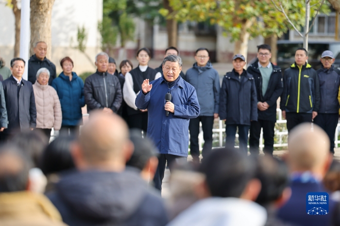 11月10日，中共中央總書記、國家主席、中央軍委主席習(xí)近平在北京、河北考察災(zāi)后恢復(fù)重建工作。這是10日下午，習(xí)近平在河北保定涿州市雙塔街道永濟(jì)秀園小區(qū)考察時(shí)，同小區(qū)居民們親切交流。新華社發(fā)（盛佳鵬攝）