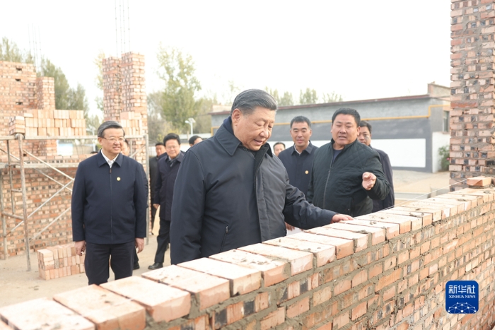 11月10日，中共中央總書記、國家主席、中央軍委主席習(xí)近平在北京、河北考察災(zāi)后恢復(fù)重建工作。這是10日下午，習(xí)近平在河北保定涿州市刁窩鎮(zhèn)萬全莊村房屋重建施工現(xiàn)場考察。新華社記者 鞠鵬 攝