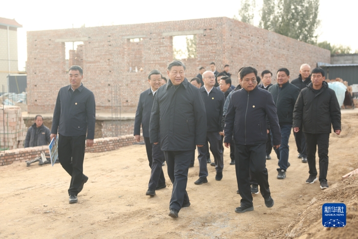 11月10日，中共中央總書記、國家主席、中央軍委主席習(xí)近平在北京、河北考察災(zāi)后恢復(fù)重建工作。這是10日下午，習(xí)近平在河北保定涿州市刁窩鎮(zhèn)萬全莊村房屋重建施工現(xiàn)場考察。新華社記者 鞠鵬 攝