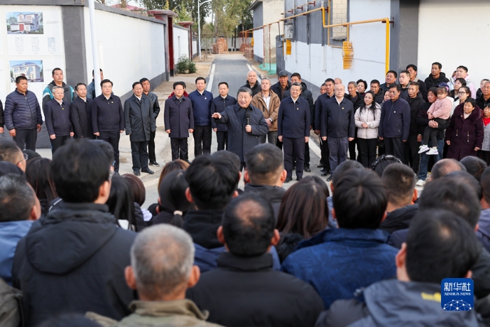 11月10日，中共中央總書記、國家主席、中央軍委主席習(xí)近平在北京、河北考察災(zāi)后恢復(fù)重建工作。這是10日下午，習(xí)近平在河北保定涿州市刁窩鎮(zhèn)萬全莊村考察時(shí)，同村民們親切交流。新華社發(fā)（盛佳鵬攝）