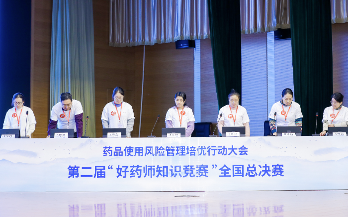圖為決賽第三輪搶答環(huán)節(jié)，藥店組選手聽題準(zhǔn)備搶答。