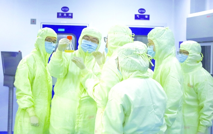 圖為浙江省藥品檢查中心組織檢查員在藥品生產(chǎn)企業(yè)開展實訓(xùn)。??浙江省藥品檢查中心供圖