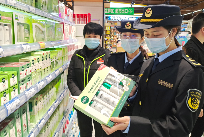 圖為11月22日，該局執(zhí)法人員在一家化妝品專賣店檢查產(chǎn)品標(biāo)簽。